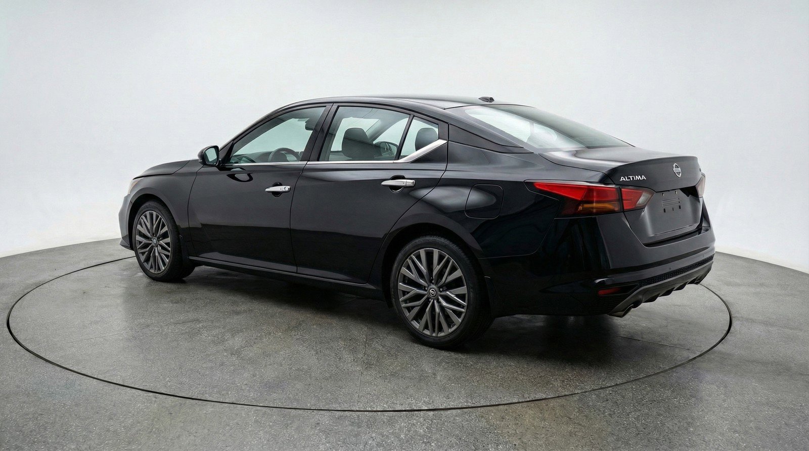 Used 2025 Nissan Altima 2.5 SV FWD image 6