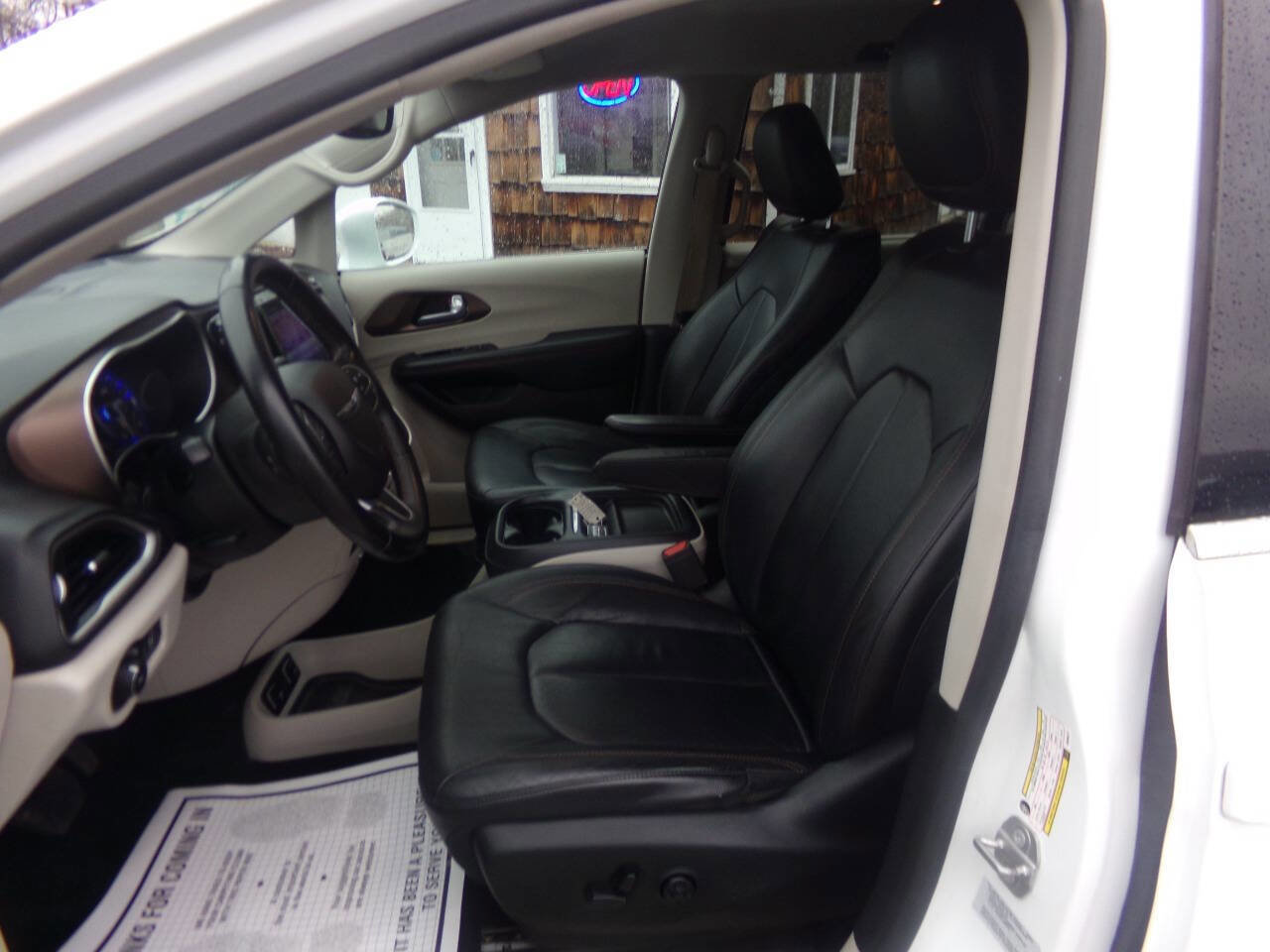 Used 2017 Chrysler Pacifica Touring-L image 16