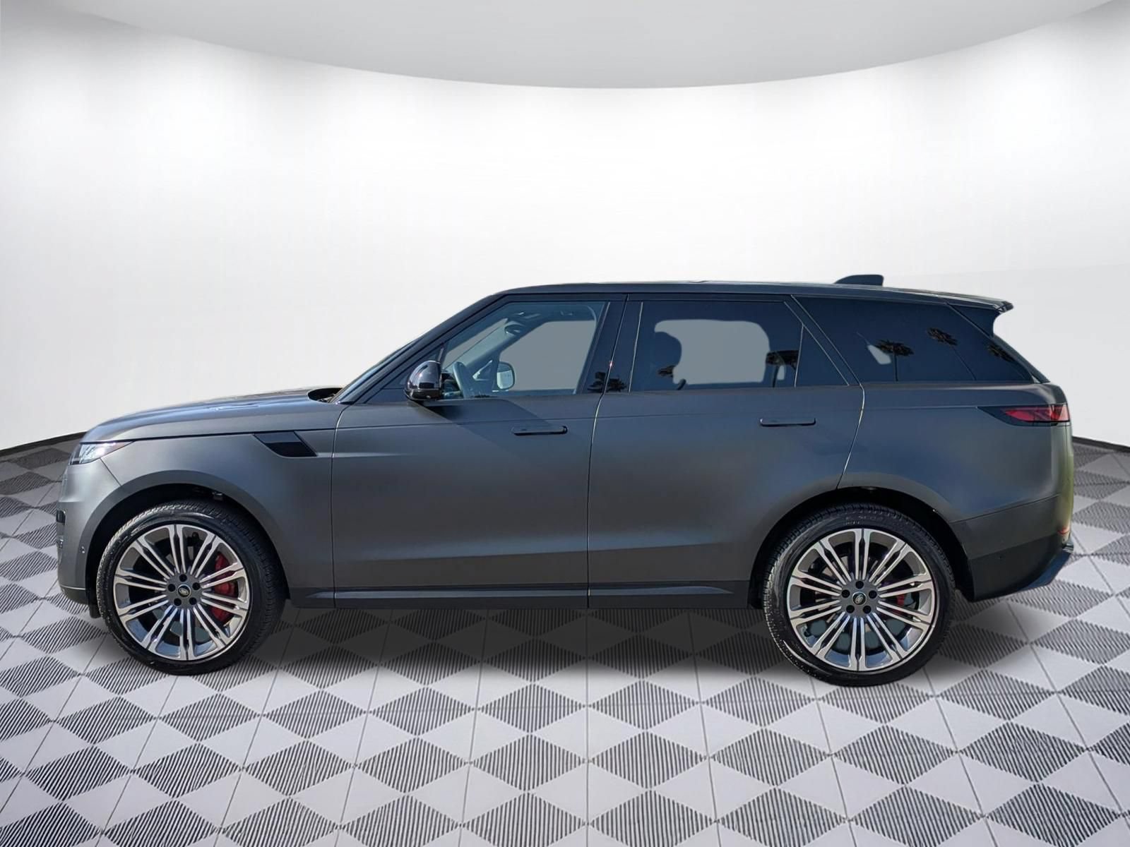 Used 2024 Land Rover Range Rover Sport SE AWD/4WD image 2