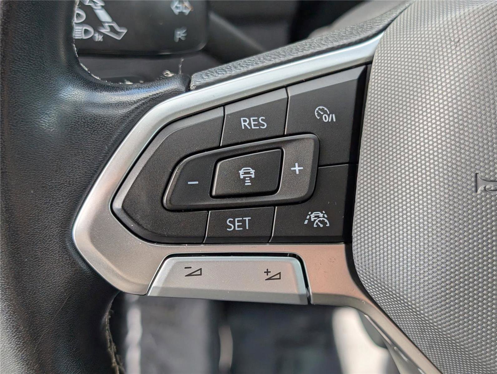 Used 2023 Volkswagen Tiguan SE w/ Panoramic Sunroof Package image 22