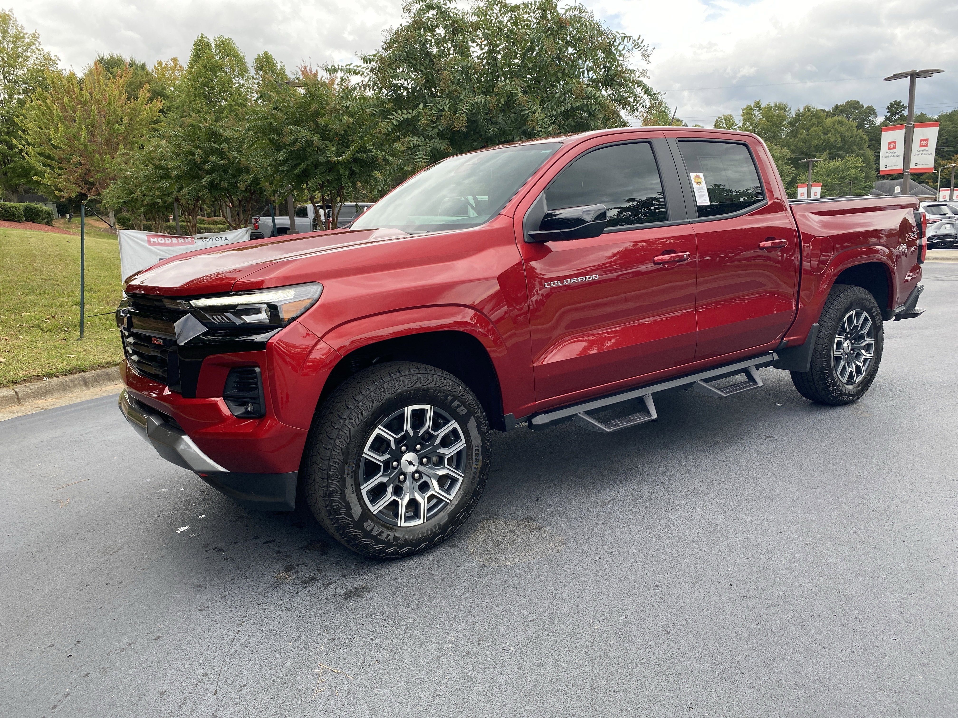 Used 2024 Chevrolet Colorado Z71 w/ Z71 Convenience Package 2