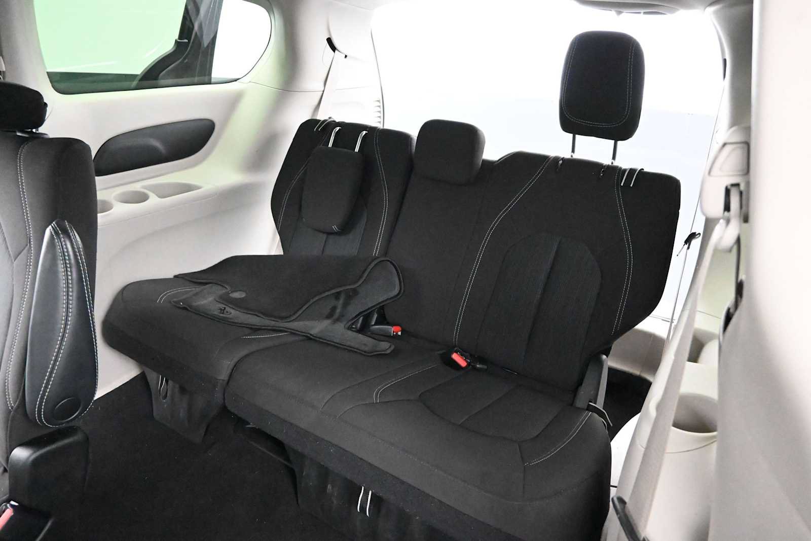 Used 2023 Chrysler Voyager LX FWD image 25