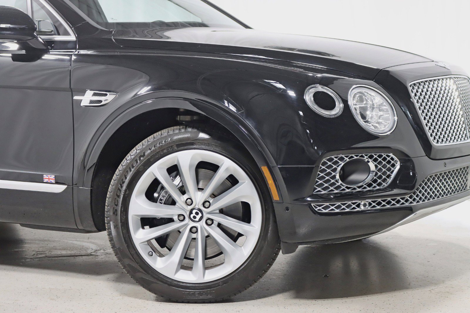 Used 2017 Bentley Bentayga image 5