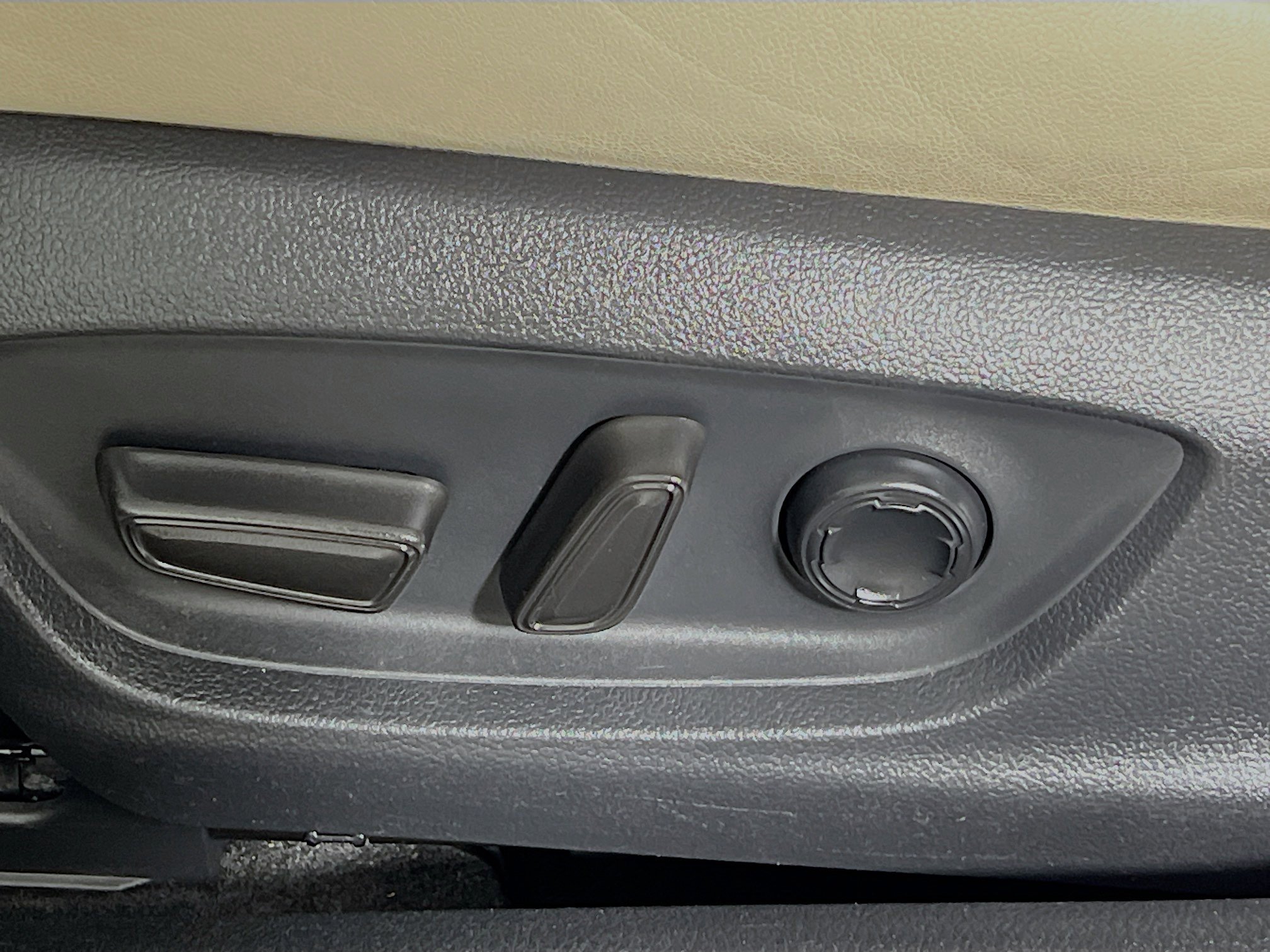 Used 2019 Toyota Avalon Limited image 16