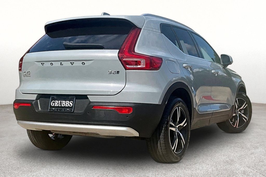 Certified 2025 Volvo XC40 B5 Core AWD/4WD image 2