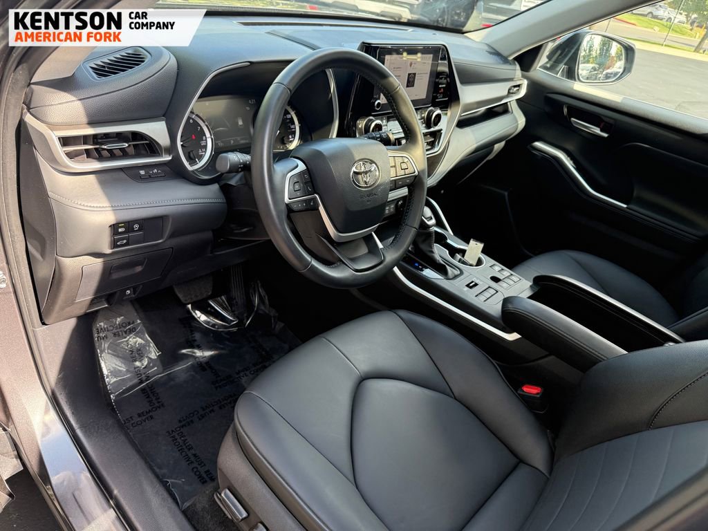 Used 2025 Toyota Highlander XLE image 36