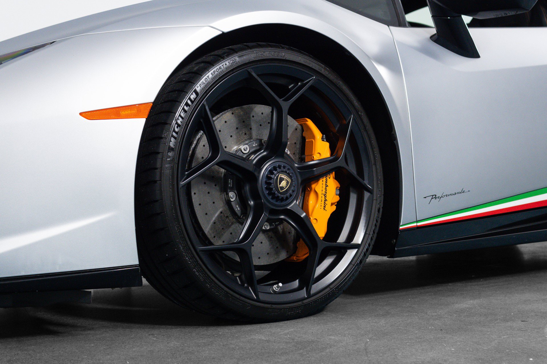 Used 2018 Lamborghini Huracan Performante AWD/4WD image 32