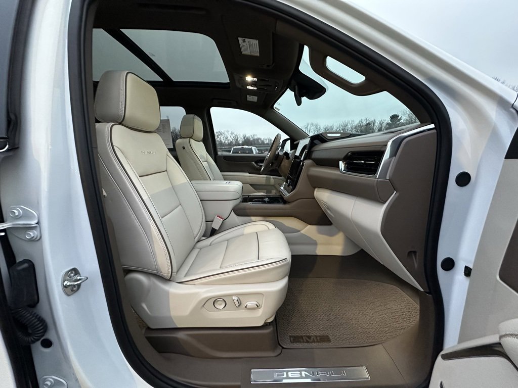 Used 2025 GMC Yukon XL Denali w/ Sun & Power Step Package image 17