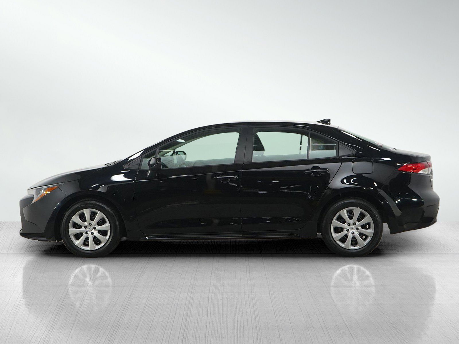 Used 2025 Toyota Corolla LE FWD image 2