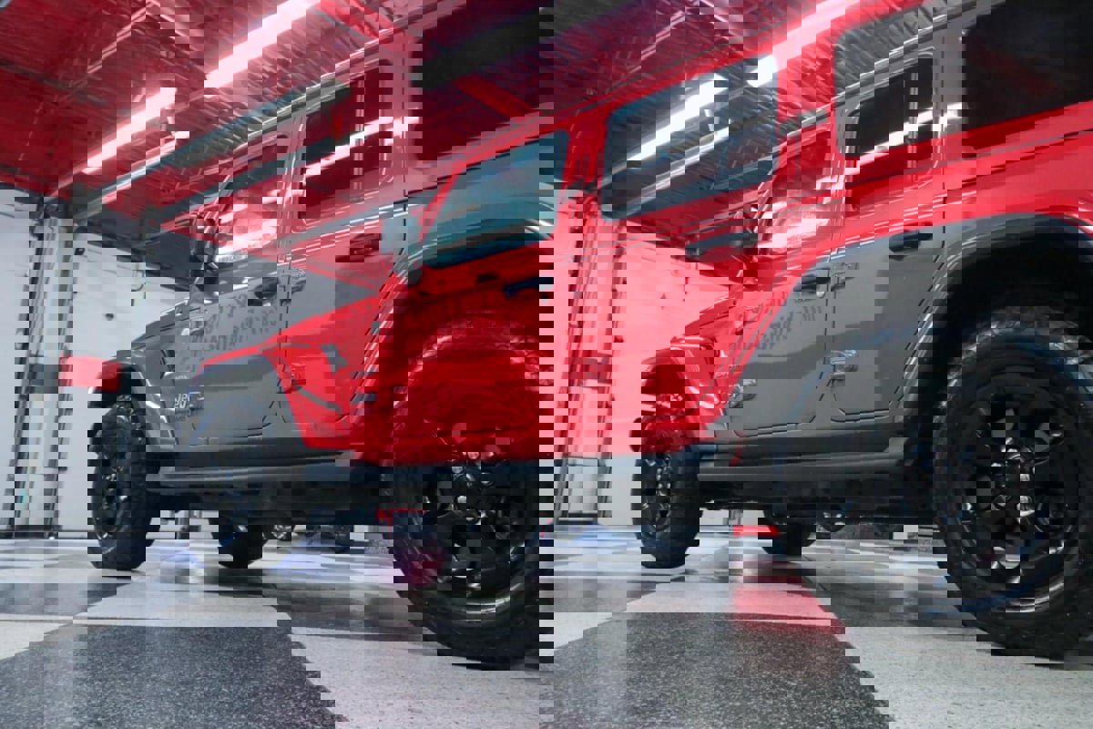 Used 2018 Jeep Wrangler Unlimited Sahara w/ Cold Weather Group image 39