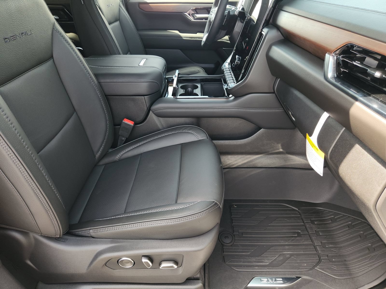 New 2026 GMC Yukon Denali w/ Denali Reserve Package AWD/4WD image 17