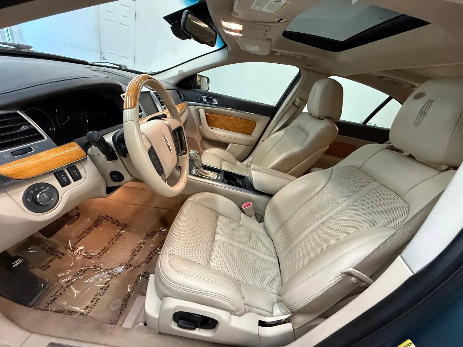 Used 2010 Lincoln MKS image 14