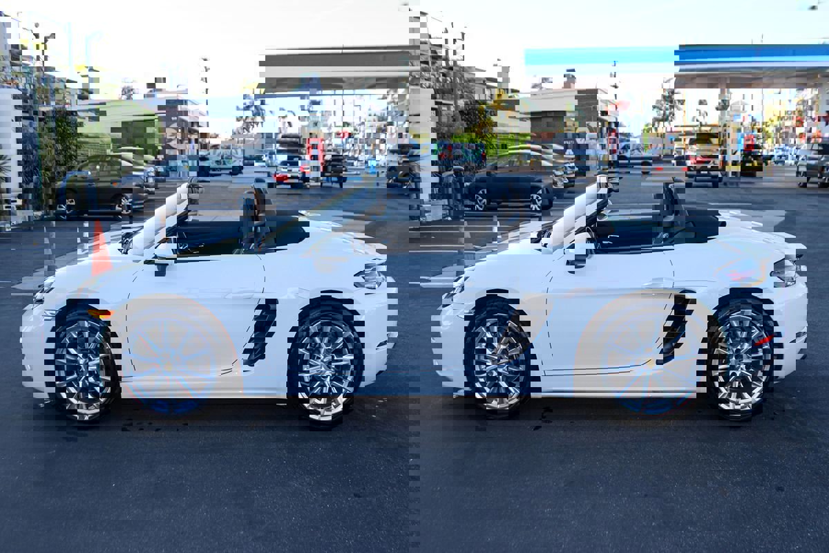 Used 2018 Porsche 718 Boxster RWD image 2