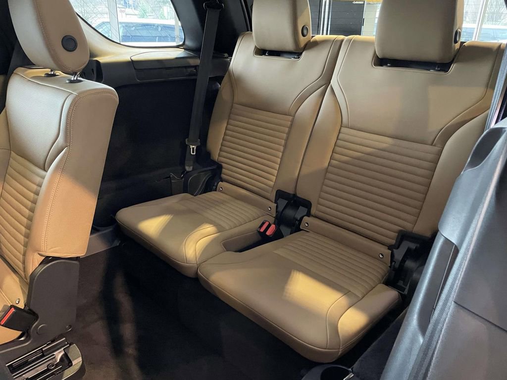 Used 2023 Land Rover Discovery S R-Dynamic image 17
