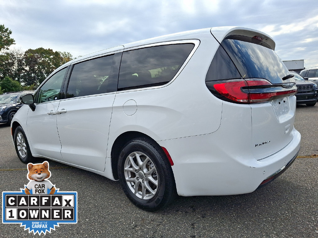 Used 2024 Chrysler Pacifica Touring-L FWD image 4