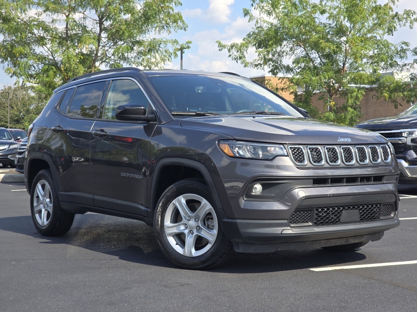 Used 2023 Jeep Compass Latitude w/ Convenience Group AWD/4WD image 2