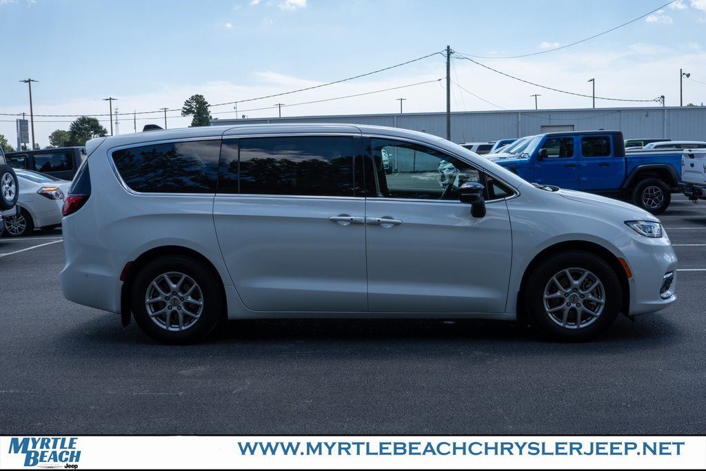 New 2025 Chrysler Pacifica Select w/ Uconnect Theater Family Group image 7