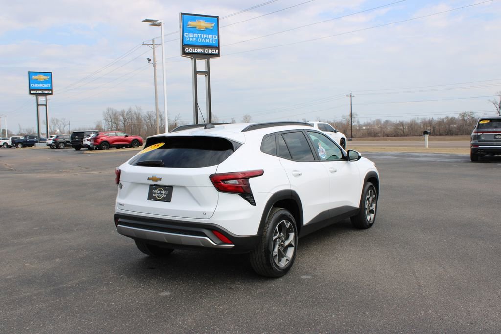Used 2025 Chevrolet Trax LT w/ LT Convenience Package image 9