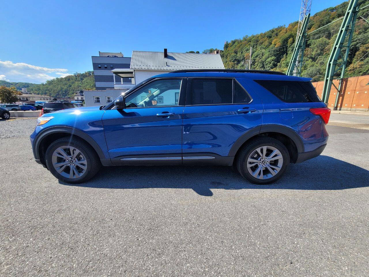 Used 2022 Ford Explorer XLT w/ Equipment Group 202A image 5