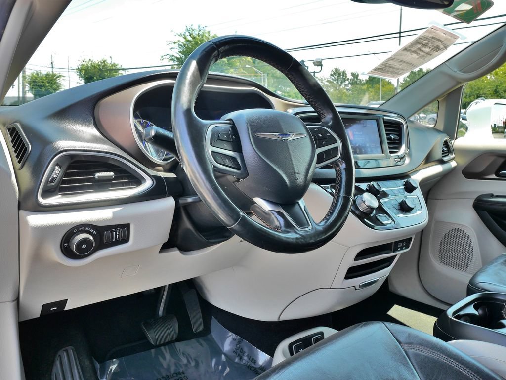 Used 2019 Chrysler Pacifica Touring-L FWD image 21