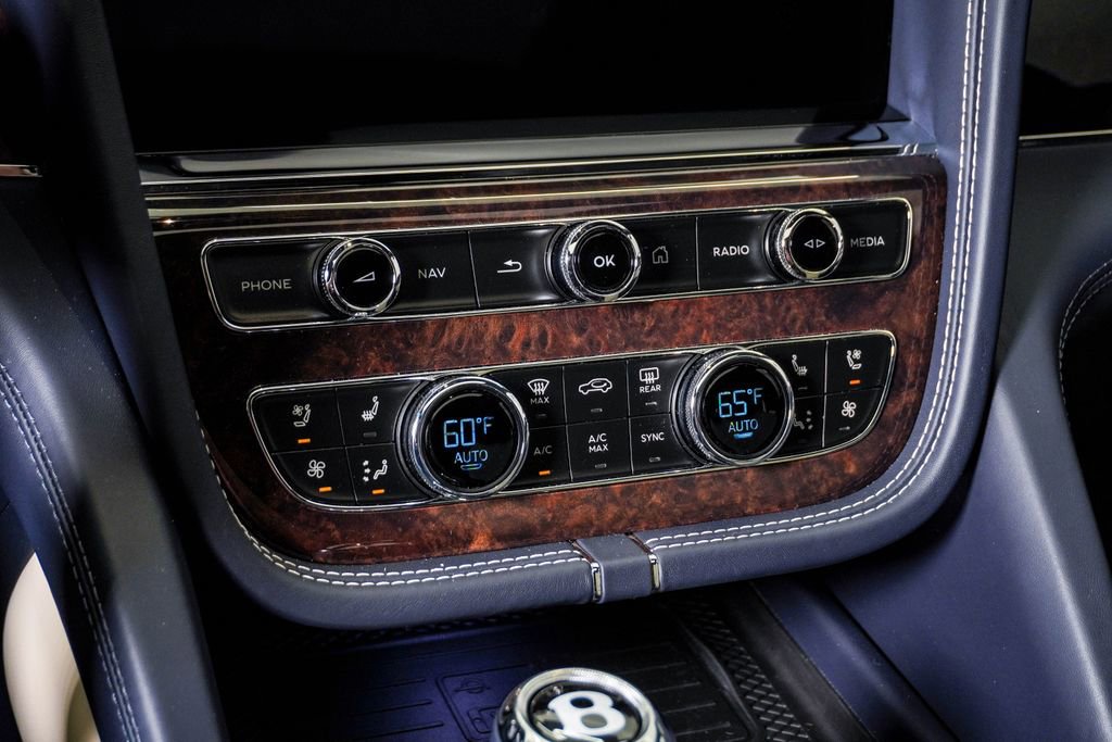 Used 2022 Bentley Bentayga AWD/4WD image 28