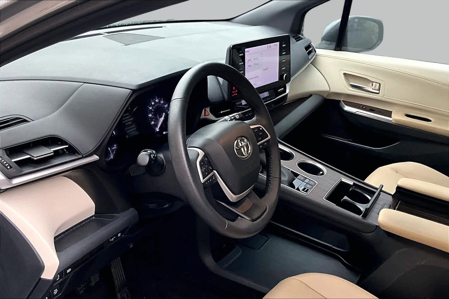 Used 2023 Toyota Sienna XLE FWD image 18