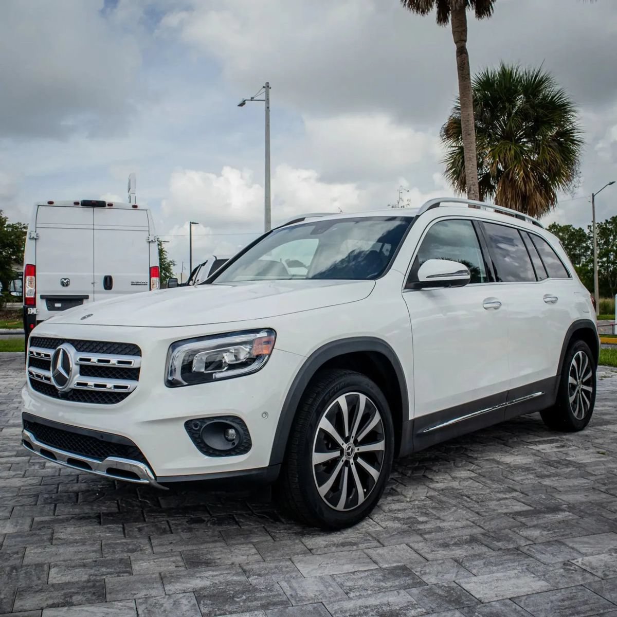 Used 2020 Mercedes-Benz GLB 250 w/ Premium Package image 3
