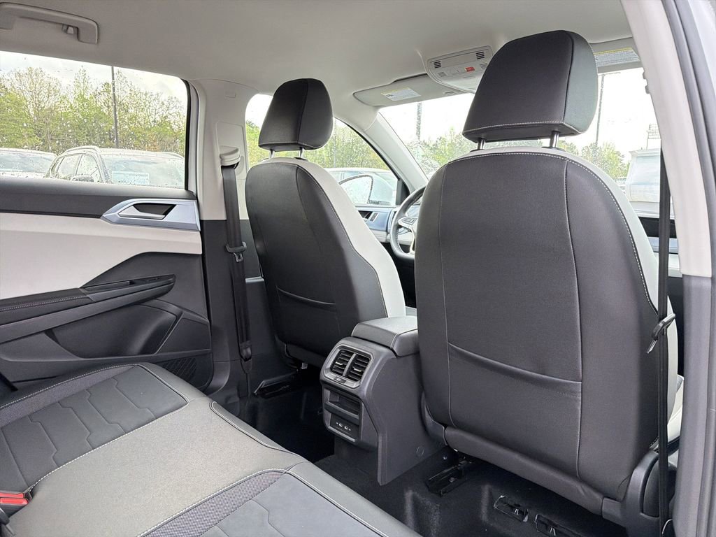 New 2026 Volkswagen Taos SE FWD image 16