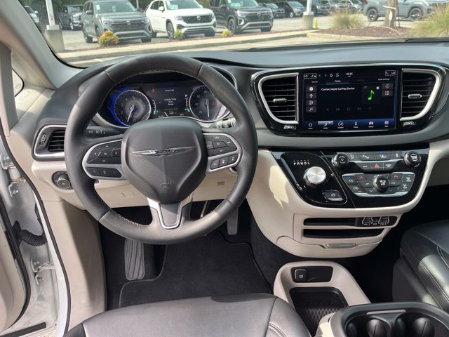 Used 2023 Chrysler Pacifica Touring-L FWD image 17