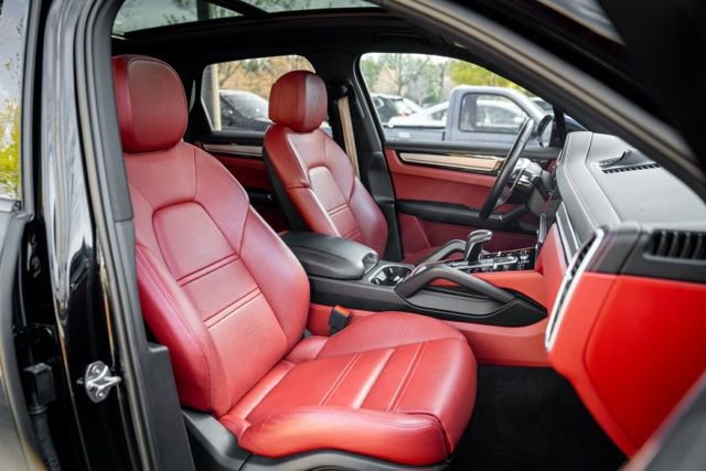 Used 2023 Porsche Cayenne Platinum Edition image 42