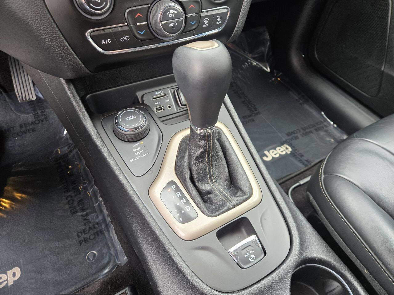 Used 2017 Jeep Cherokee Limited AWD/4WD image 18