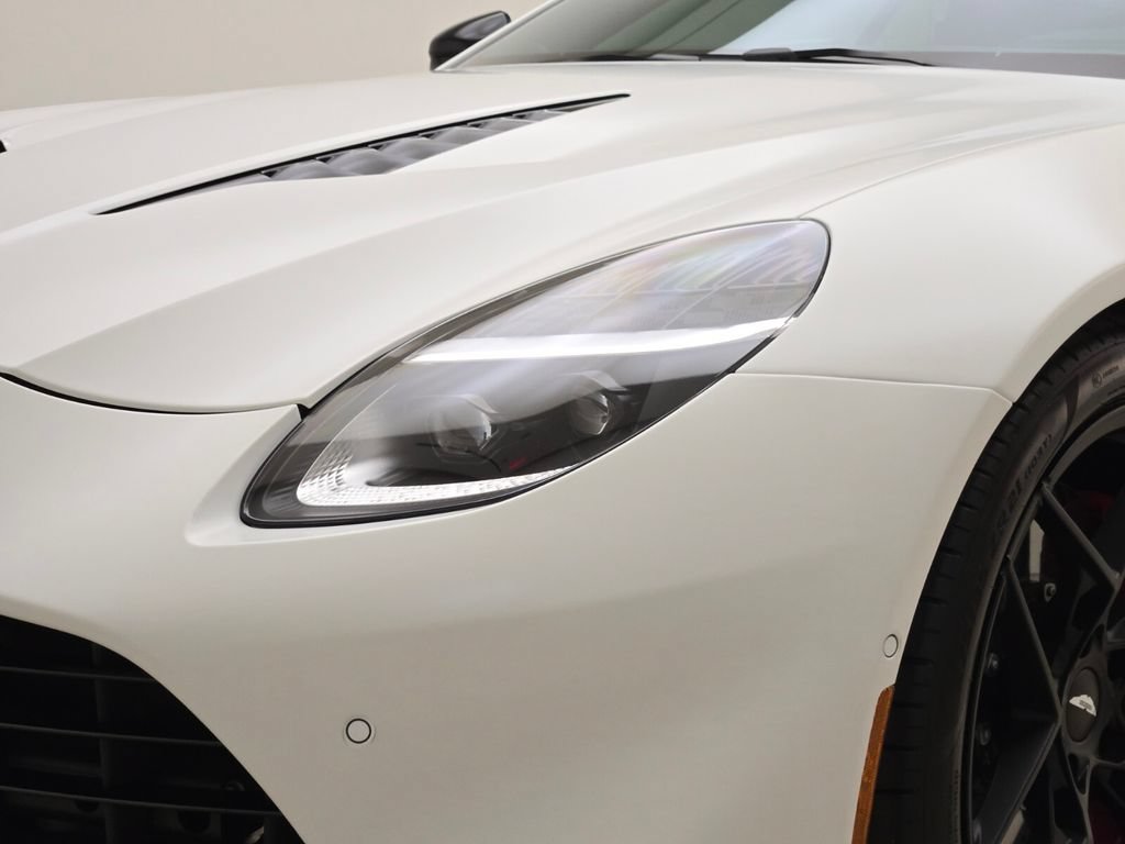 Used 2025 Aston Martin Vanquish RWD image 5