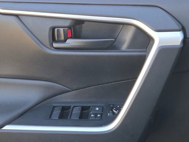 Used 2021 Toyota RAV4 LE image 27