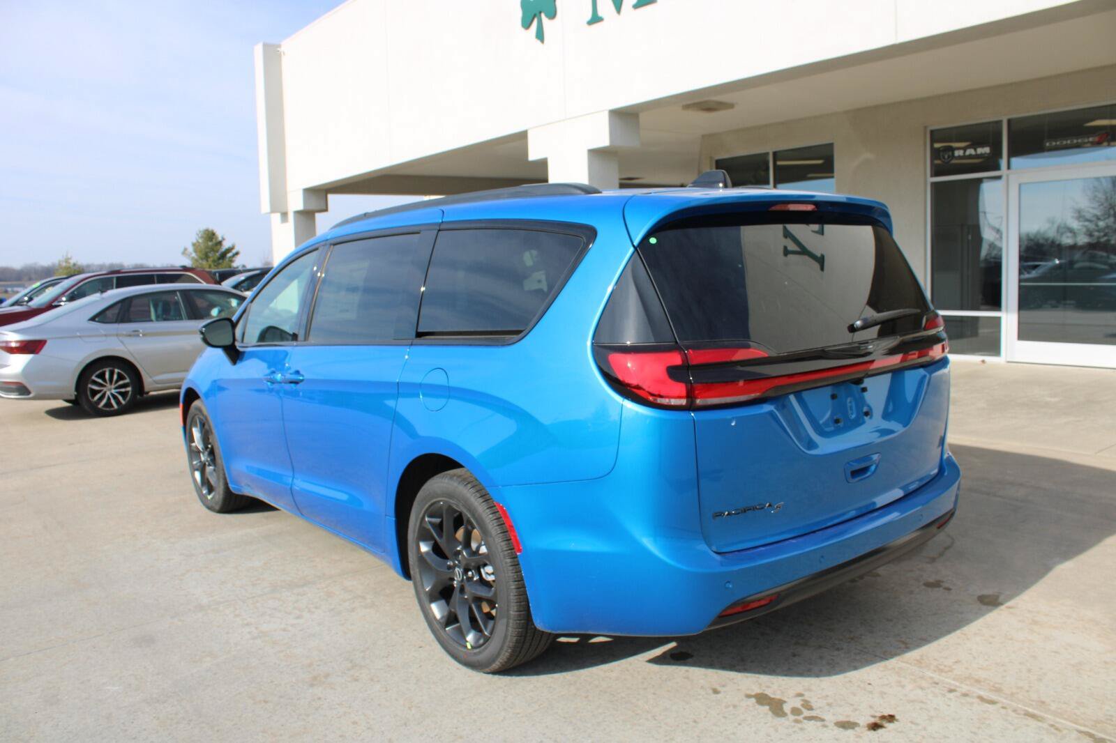 New 2026 Chrysler Pacifica Select w/ S Appearance Package FWD image 9