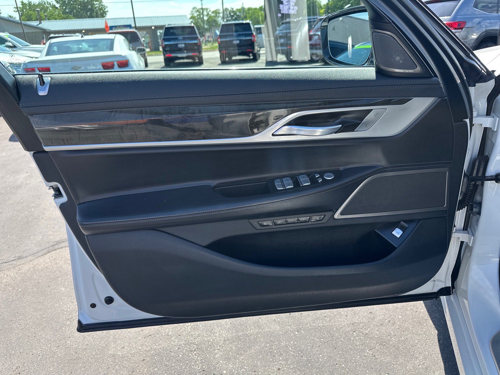 Used 2020 BMW 745e xDrive AWD/4WD image 21