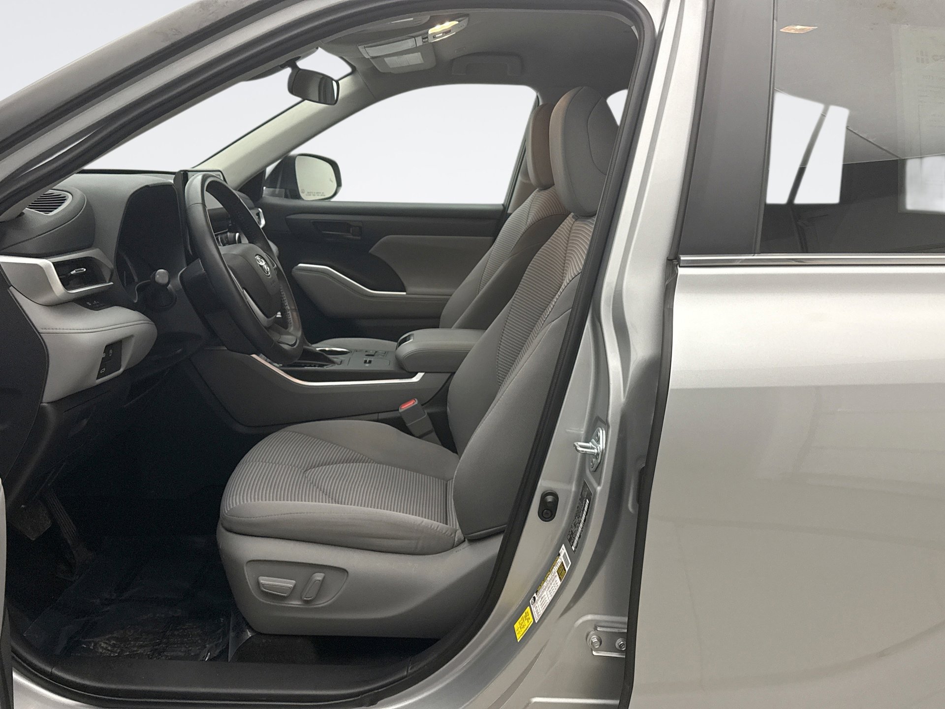 Used 2023 Toyota Highlander LE image 11