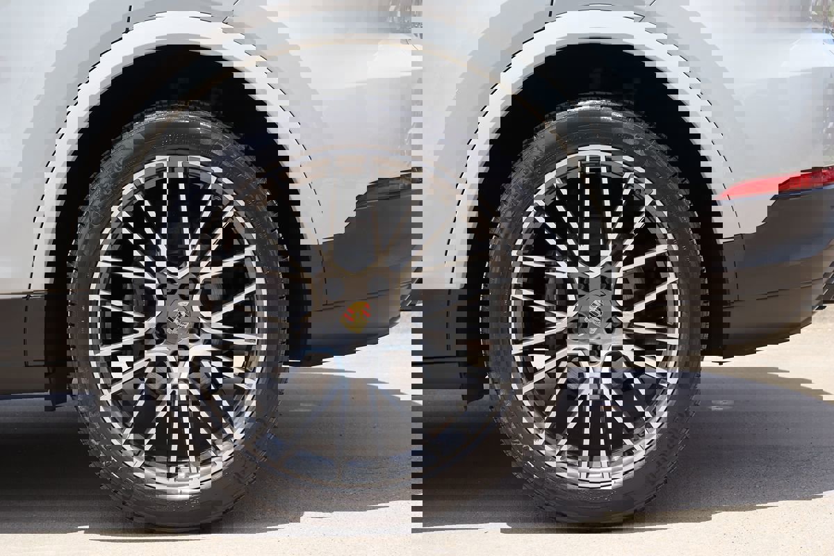 Used 2022 Porsche Cayenne Platinum Edition image 42