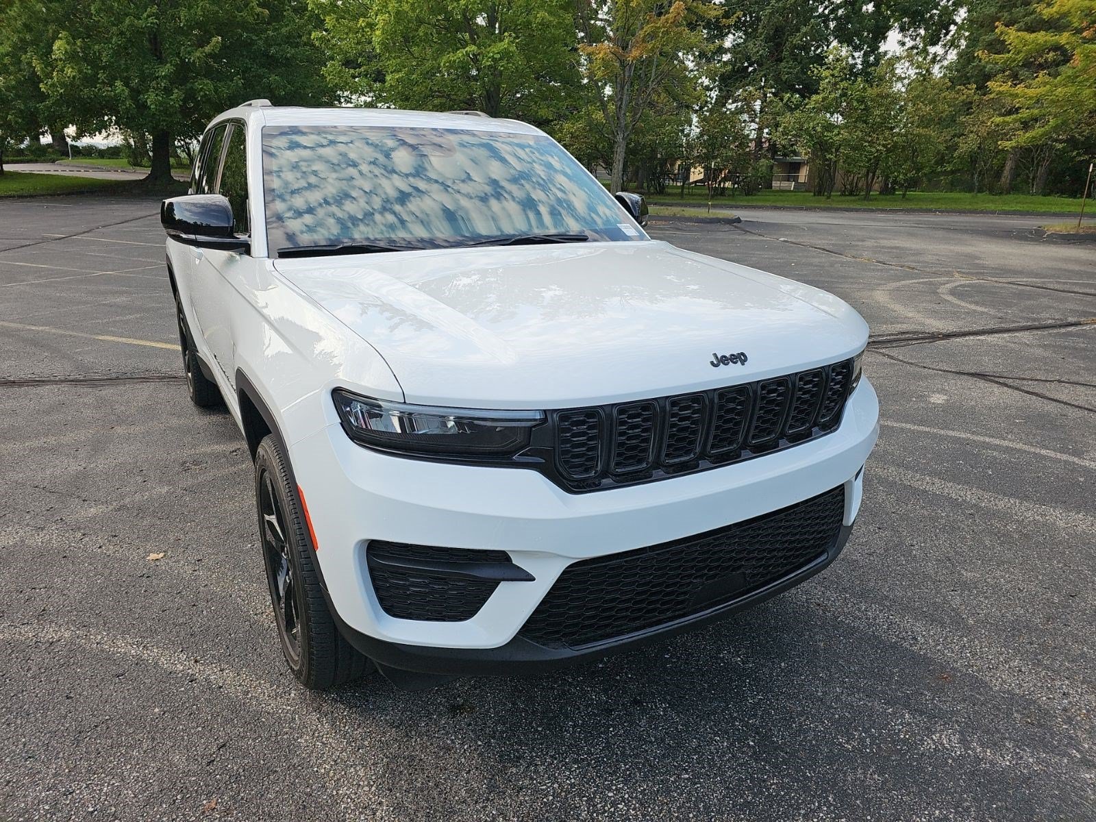 Used 2023 Jeep Grand Cherokee Altitude AWD/4WD image 8