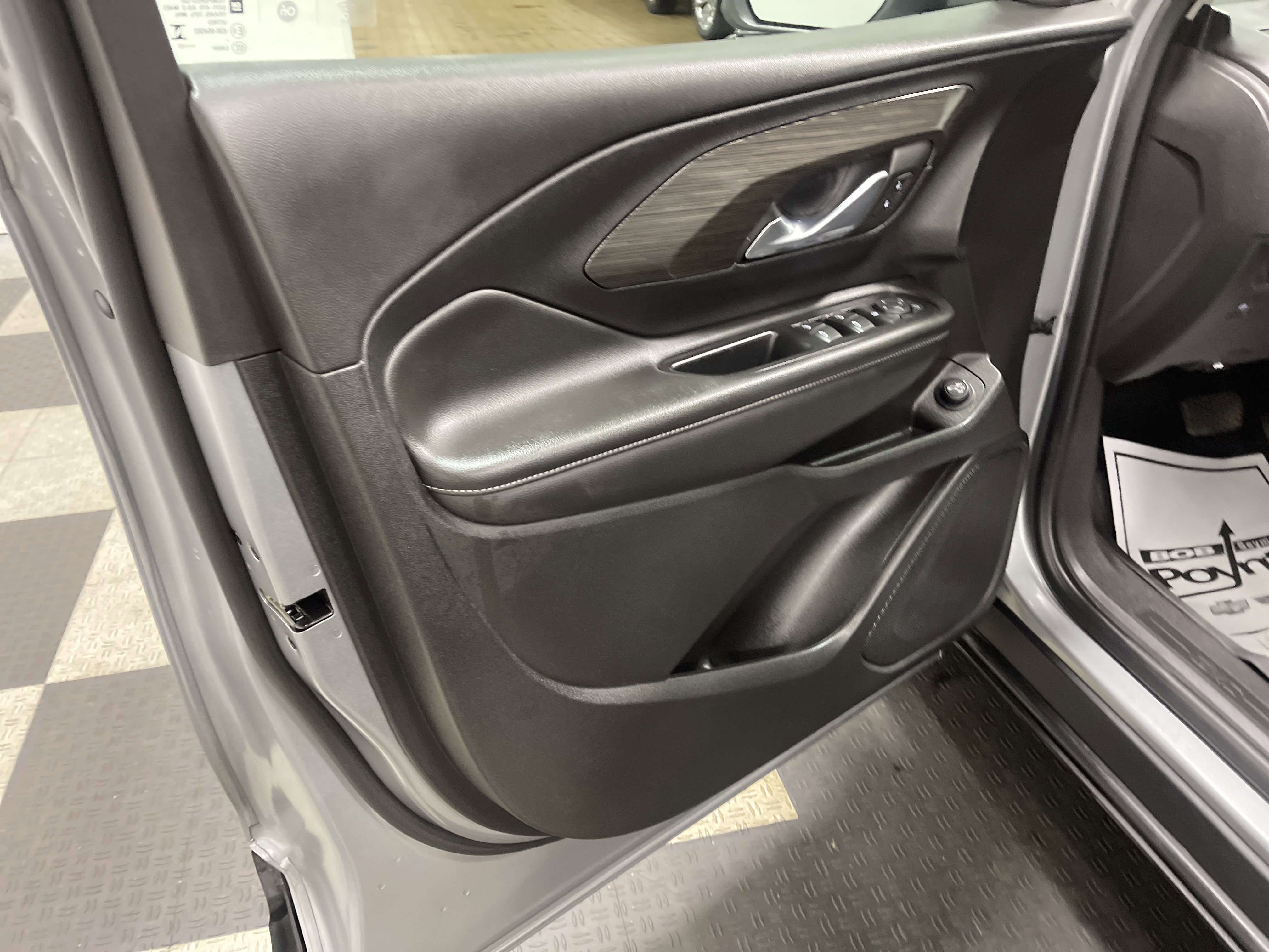 Used 2023 GMC Terrain SLE w/ Driver Convenience Package FWD image 10
