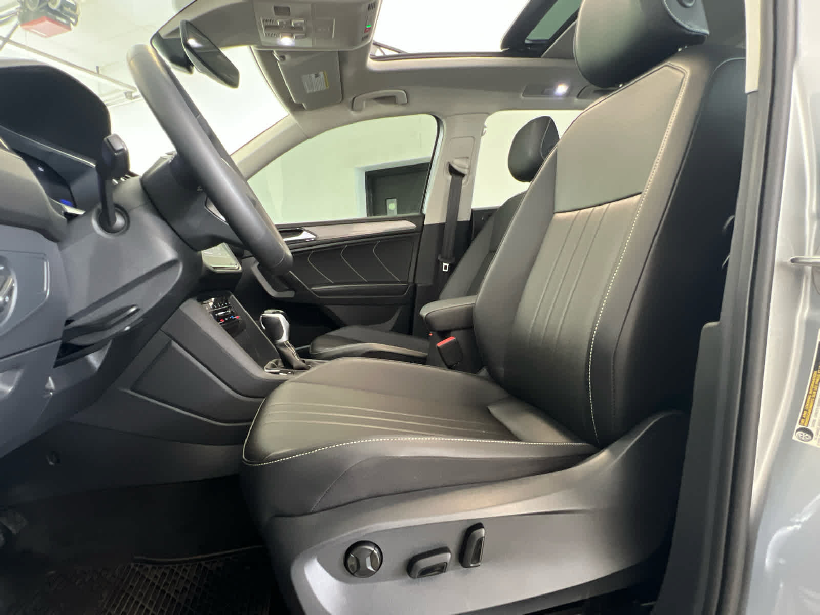 Used 2023 Volkswagen Tiguan SE w/ Panoramic Sunroof Package AWD/4WD image 10