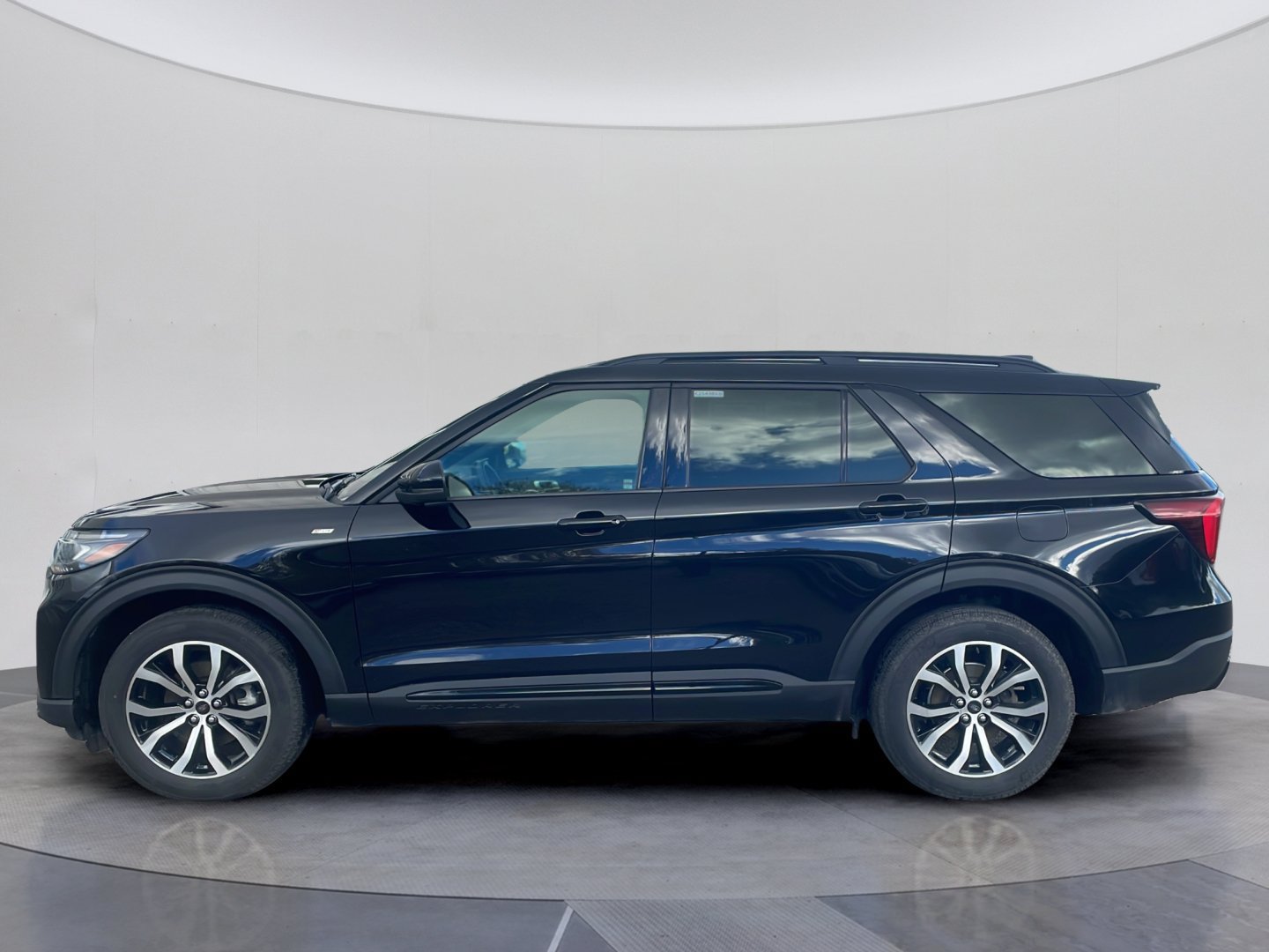 Certified 2025 Ford Explorer ST-Line AWD/4WD image 2