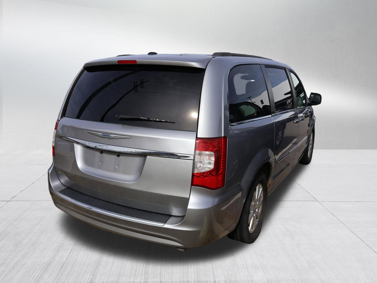 Used 2014 Chrysler Town & Country Touring image 6