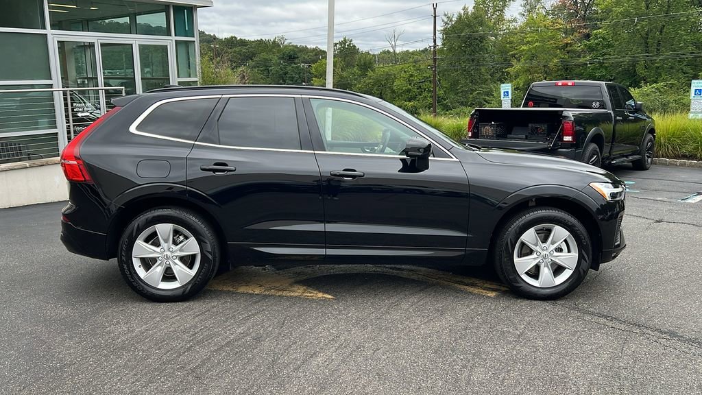 Used 2022 Volvo XC60 B5 Momentum w/ Climate Package image 6