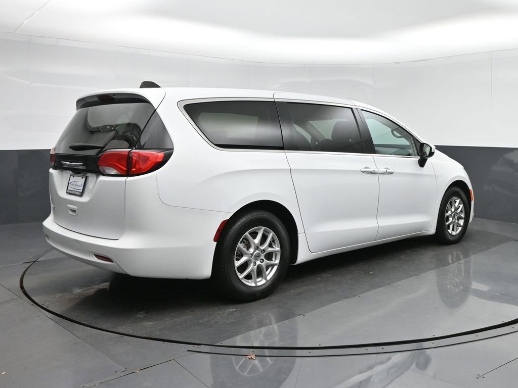 Used 2023 Chrysler Voyager LX image 7