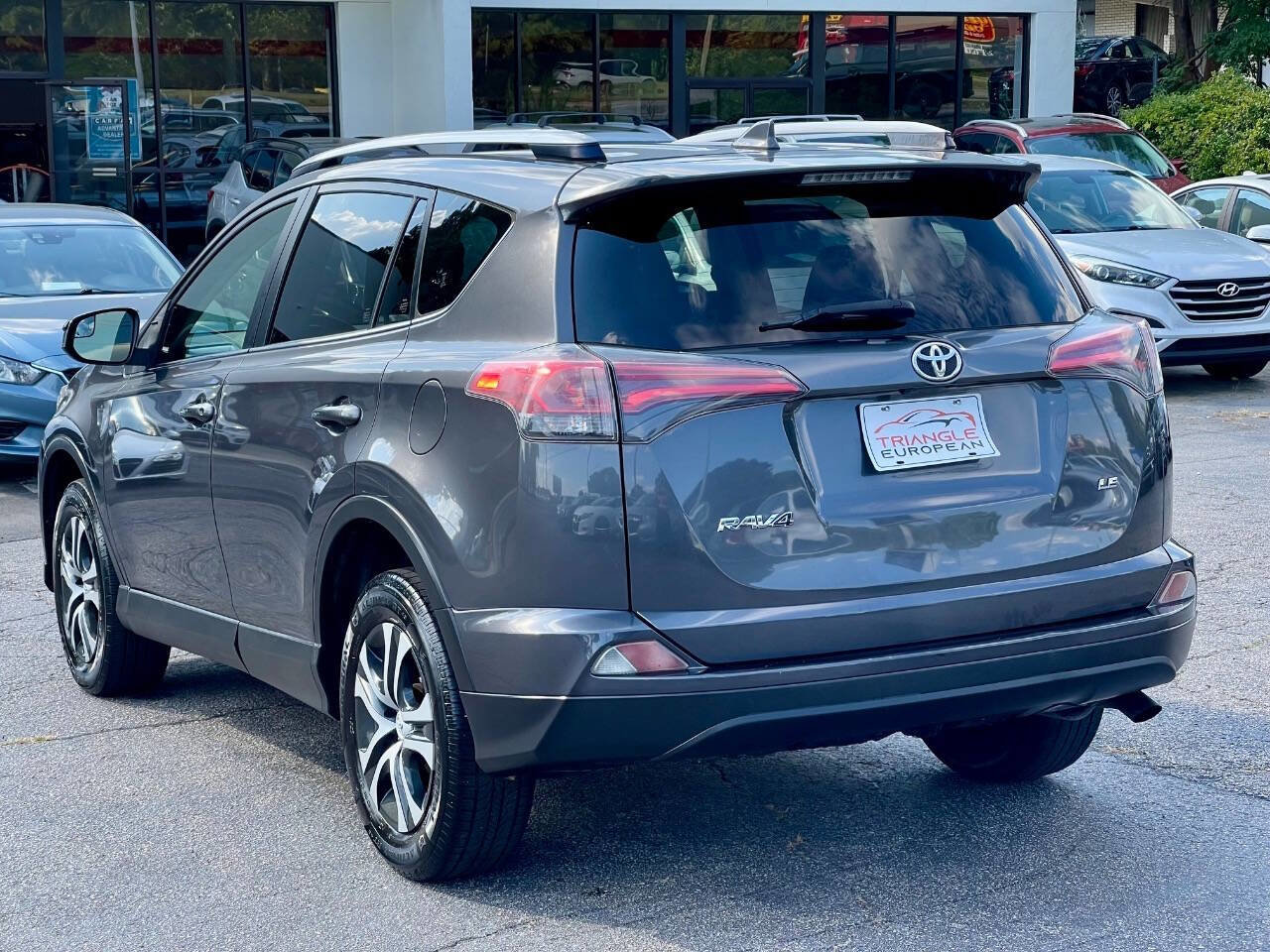 Used 2018 Toyota RAV4 LE image 4
