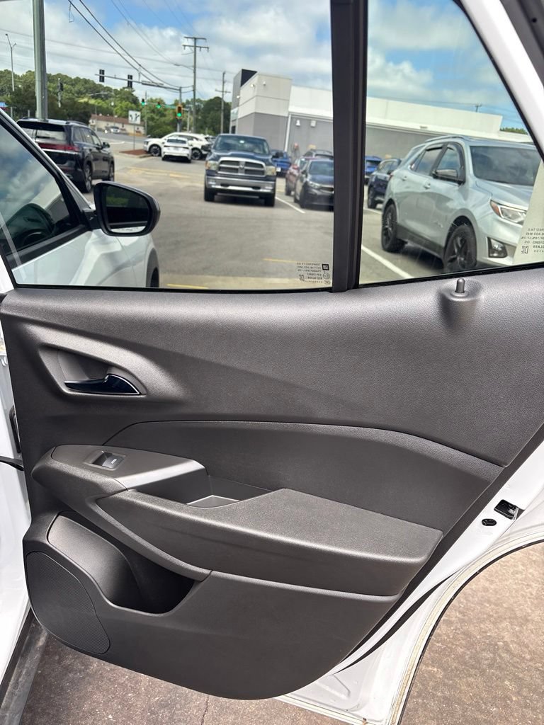 Used 2025 Chevrolet Trax RS FWD image 25