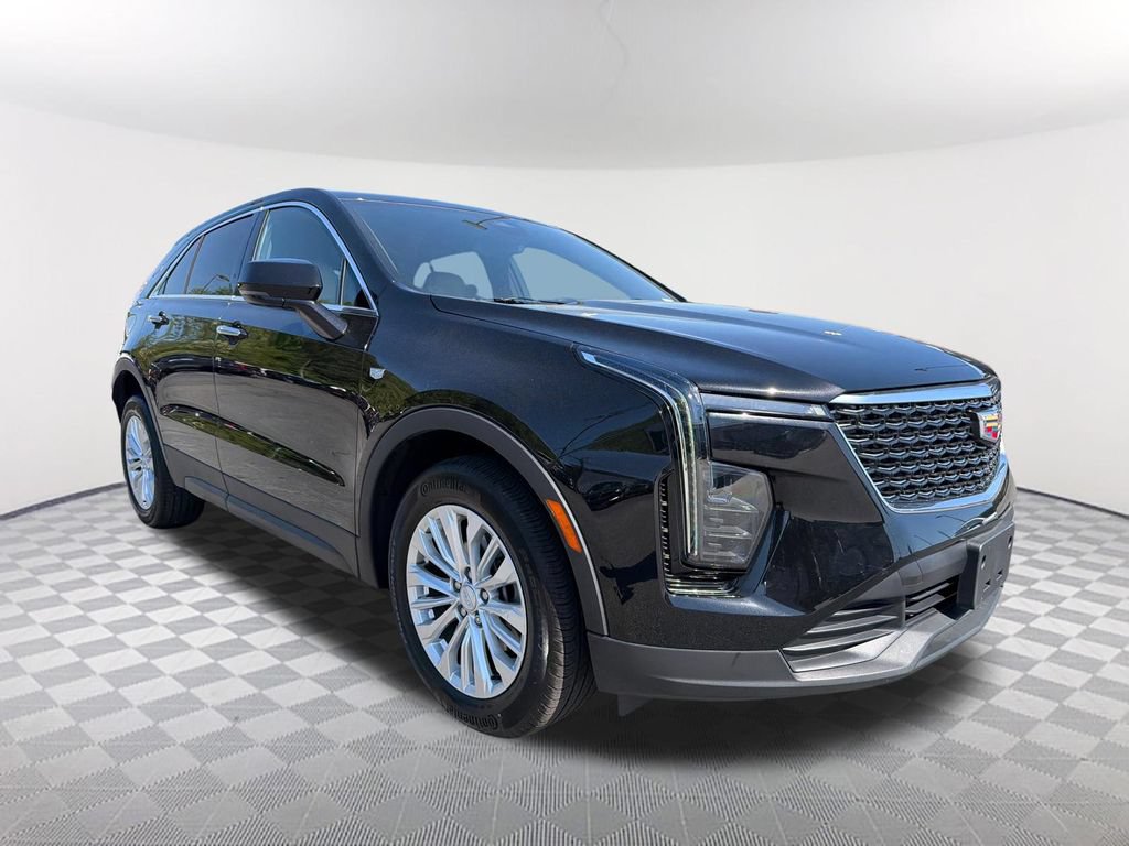 Used 2024 Cadillac XT4 Luxury w/ Cold Weather Package FWD image 3