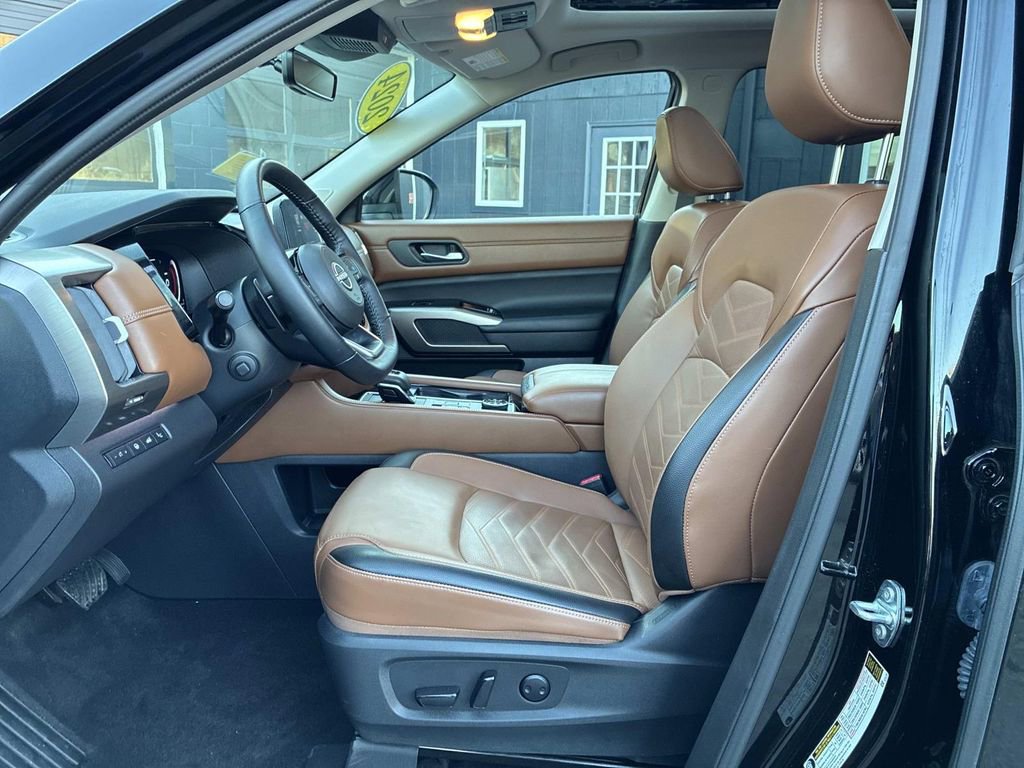 Certified 2024 Nissan Pathfinder Platinum w/ Black Appearance Package AWD/4WD image 27