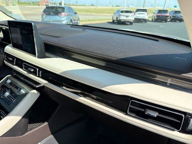 Used 2021 Lincoln Aviator Black Label w/ Class IV Trailer Tow Package AWD/4WD image 23