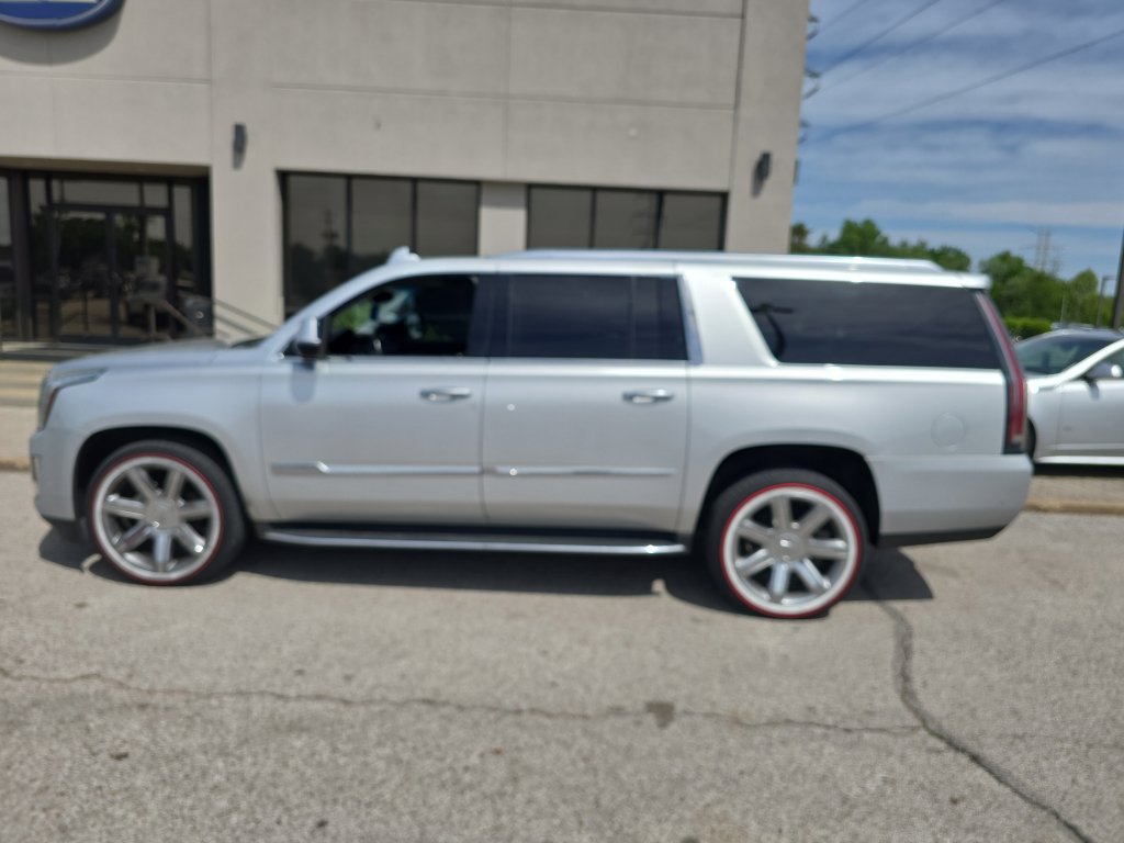Used 2017 Cadillac Escalade ESV Luxury AWD/4WD image 4